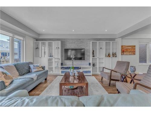 9349 Madison Crescent, Niagara Falls, ON - Indoor Photo Showing Living Room