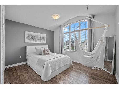 9349 Madison Crescent, Niagara Falls, ON - Indoor Photo Showing Bedroom