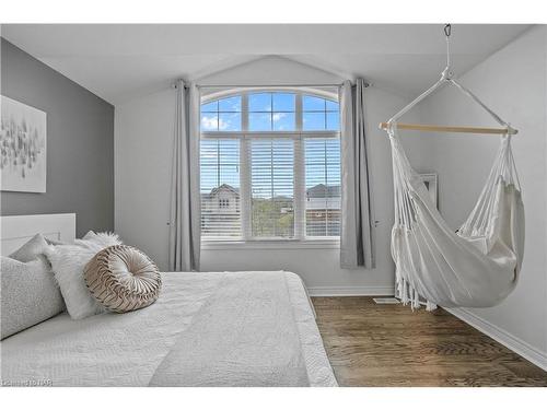 9349 Madison Crescent, Niagara Falls, ON - Indoor Photo Showing Bedroom