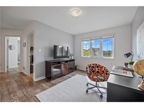 9349 Madison Crescent, Niagara Falls, ON - Indoor Photo Showing Living Room