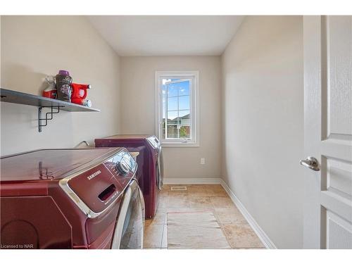 9349 Madison Crescent, Niagara Falls, ON - Indoor Photo Showing Laundry Room