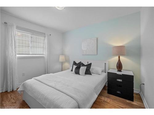 9349 Madison Crescent, Niagara Falls, ON - Indoor Photo Showing Bedroom