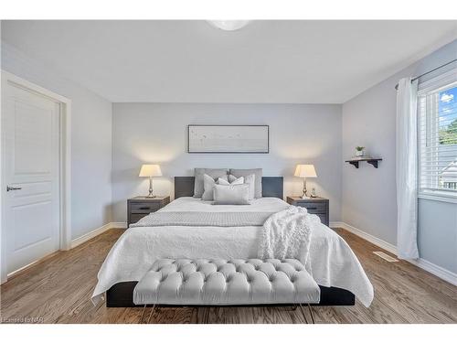 9349 Madison Crescent, Niagara Falls, ON - Indoor Photo Showing Bedroom