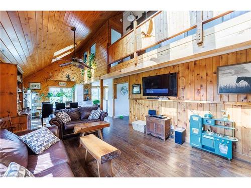 490 Mathews Road, Sherkston, ON - Indoor Photo Showing Living Room