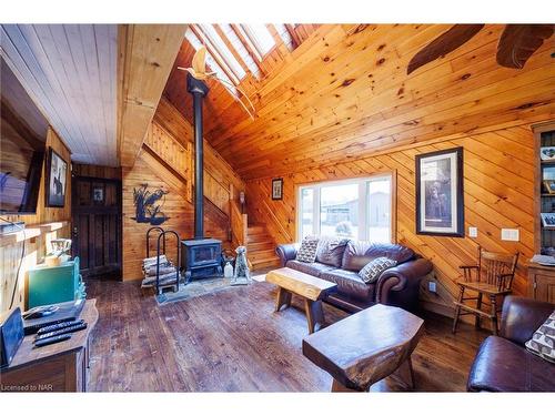 490 Mathews Road, Sherkston, ON - Indoor Photo Showing Living Room