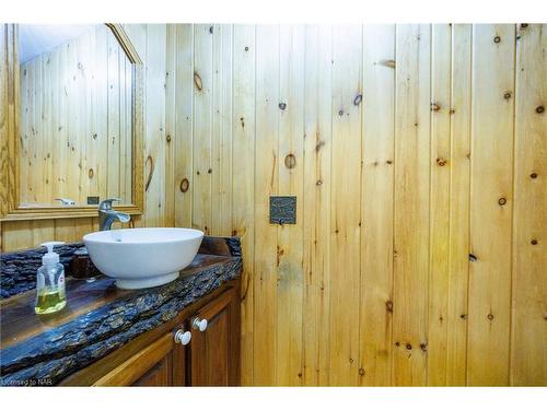 490 Mathews Road, Sherkston, ON - Indoor Photo Showing Bathroom