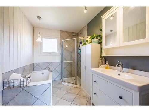 490 Mathews Road, Sherkston, ON - Indoor Photo Showing Bathroom