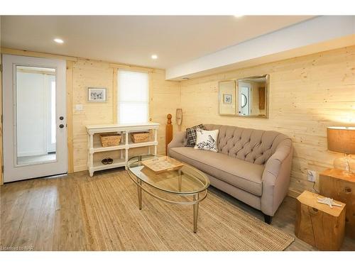 3898 Alexandra Road Road, Fort Erie, ON - Indoor Photo Showing Living Room