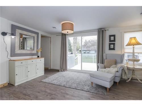 3898 Alexandra Road Road, Fort Erie, ON - Indoor Photo Showing Living Room