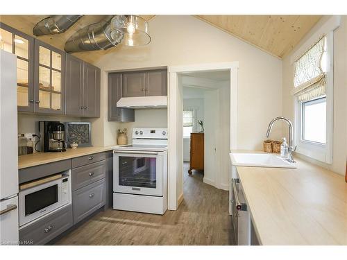 3898 Alexandra Road Road, Fort Erie, ON - Indoor Photo Showing Kitchen