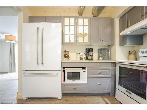 3898 Alexandra Road Road, Fort Erie, ON - Indoor Photo Showing Kitchen