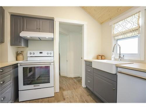 3898 Alexandra Road Road, Fort Erie, ON - Indoor Photo Showing Kitchen