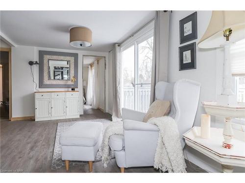 3898 Alexandra Road Road, Fort Erie, ON - Indoor Photo Showing Living Room