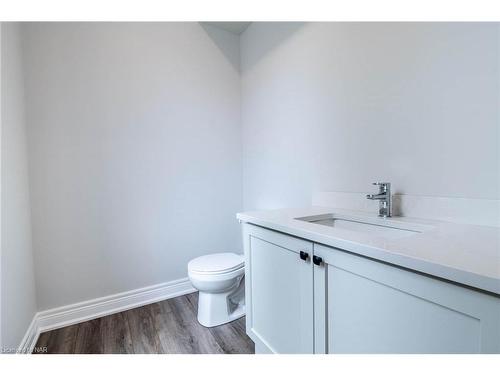 8-121A Moffatt Street, St. Catharines, ON - Indoor Photo Showing Bathroom