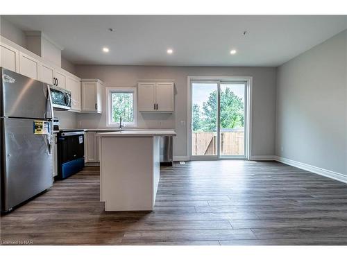 8-121A Moffatt Street, St. Catharines, ON - Indoor Photo Showing Kitchen