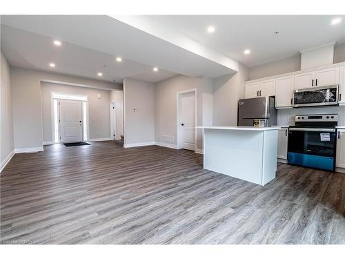 8-121A Moffatt Street, St. Catharines, ON - Indoor Photo Showing Kitchen