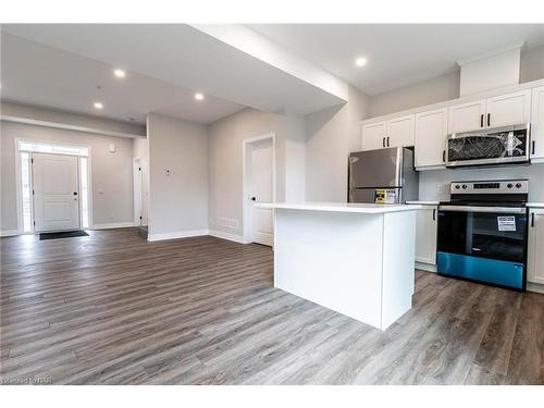 8-121A Moffatt Street, St. Catharines, ON - Indoor Photo Showing Kitchen