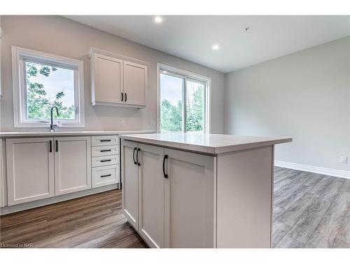 8-121A Moffatt Street, St. Catharines, ON - Indoor Photo Showing Kitchen