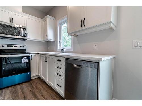 8-121A Moffatt Street, St. Catharines, ON - Indoor Photo Showing Kitchen