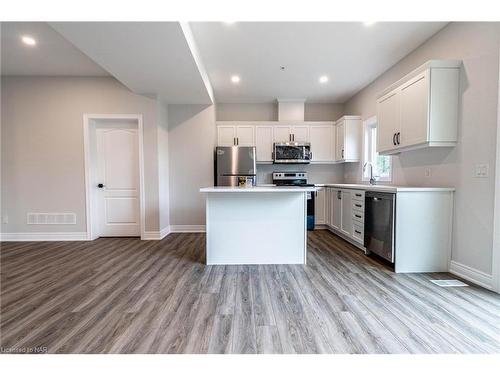 8-121A Moffatt Street, St. Catharines, ON - Indoor Photo Showing Kitchen