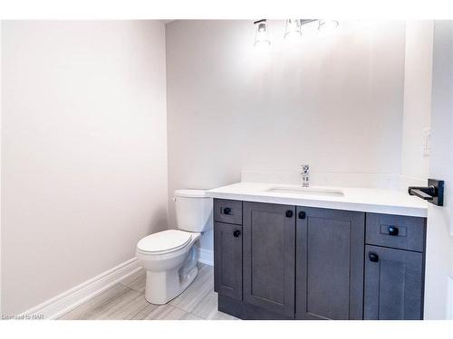 8-121A Moffatt Street, St. Catharines, ON - Indoor Photo Showing Bathroom