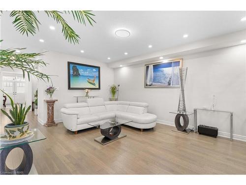 7673 Hackberry Trail Trail, Niagara Falls, ON - Indoor Photo Showing Living Room