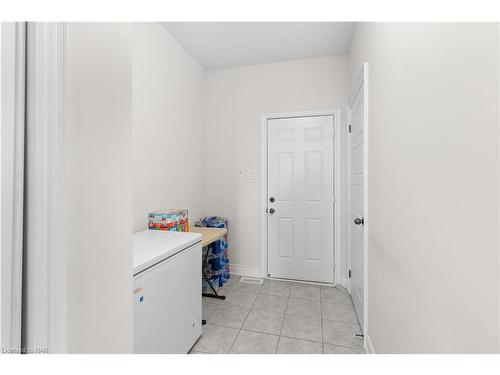 7673 Hackberry Trail Trail, Niagara Falls, ON - Indoor Photo Showing Other Room