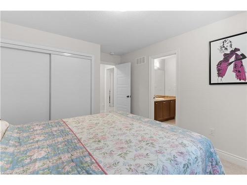 7673 Hackberry Trail Trail, Niagara Falls, ON - Indoor Photo Showing Bedroom