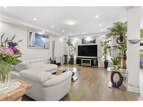 7673 Hackberry Trail, Niagara Falls, ON - Indoor Photo Showing Living Room