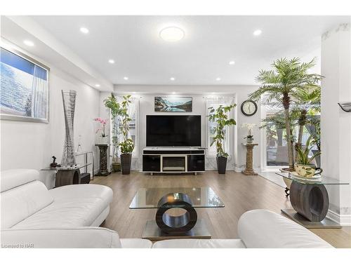 7673 Hackberry Trail, Niagara Falls, ON - Indoor Photo Showing Living Room