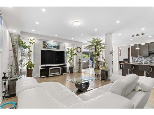 7673 Hackberry Trail, Niagara Falls, ON - Indoor Photo Showing Living Room