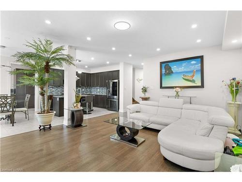 7673 Hackberry Trail, Niagara Falls, ON - Indoor Photo Showing Living Room