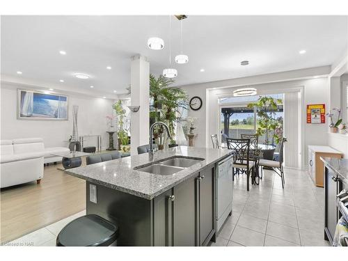 7673 Hackberry Trail, Niagara Falls, ON - Indoor Photo Showing Kitchen With Double Sink With Upgraded Kitchen