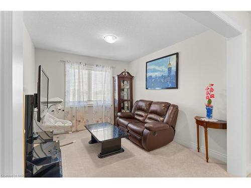 7673 Hackberry Trail, Niagara Falls, ON - Indoor Photo Showing Living Room