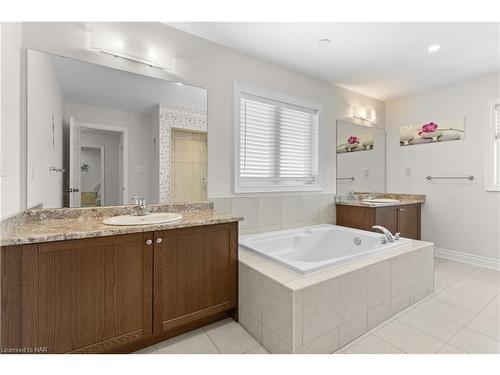 7673 Hackberry Trail, Niagara Falls, ON - Indoor Photo Showing Bathroom