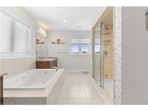 7673 Hackberry Trail, Niagara Falls, ON - Indoor Photo Showing Bathroom