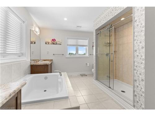 7673 Hackberry Trail, Niagara Falls, ON - Indoor Photo Showing Bathroom