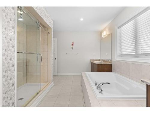 7673 Hackberry Trail, Niagara Falls, ON - Indoor Photo Showing Bathroom