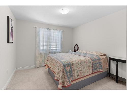 7673 Hackberry Trail, Niagara Falls, ON - Indoor Photo Showing Bedroom