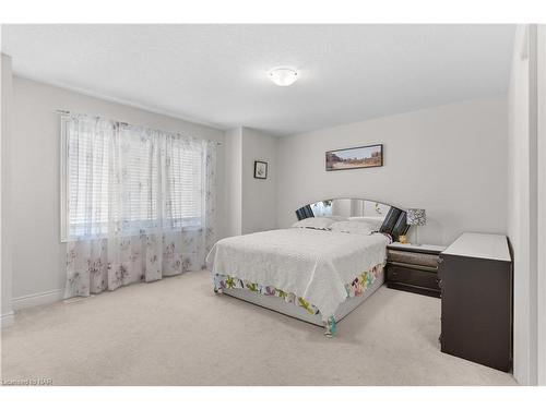 7673 Hackberry Trail, Niagara Falls, ON - Indoor Photo Showing Bedroom