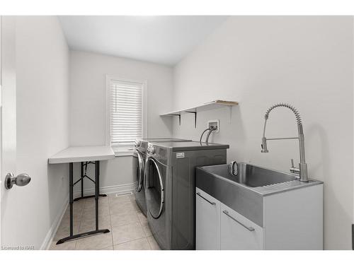 7673 Hackberry Trail, Niagara Falls, ON - Indoor Photo Showing Laundry Room