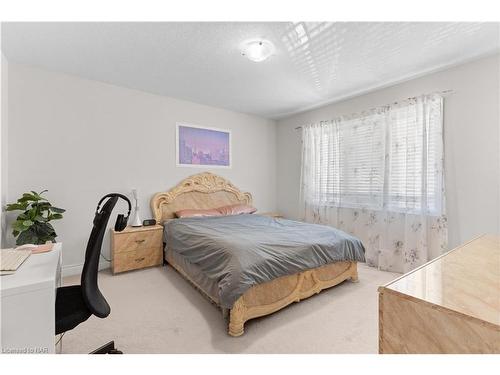 7673 Hackberry Trail, Niagara Falls, ON - Indoor Photo Showing Bedroom