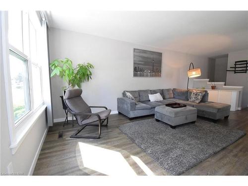 21 Fairlawn Crescent, Welland, ON - Indoor Photo Showing Living Room