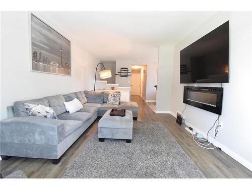 21 Fairlawn Crescent, Welland, ON - Indoor Photo Showing Living Room