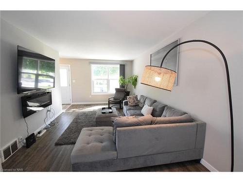 21 Fairlawn Crescent, Welland, ON - Indoor Photo Showing Living Room