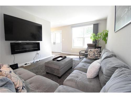 21 Fairlawn Crescent, Welland, ON - Indoor Photo Showing Living Room