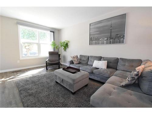 21 Fairlawn Crescent, Welland, ON - Indoor Photo Showing Living Room