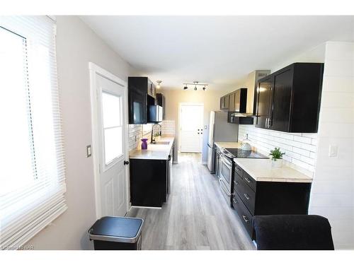 21 Fairlawn Crescent, Welland, ON - Indoor Photo Showing Kitchen