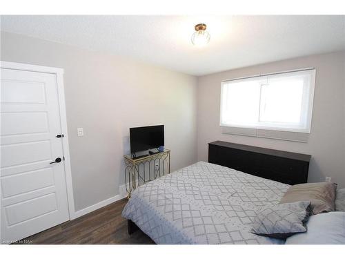 21 Fairlawn Crescent, Welland, ON - Indoor Photo Showing Bedroom