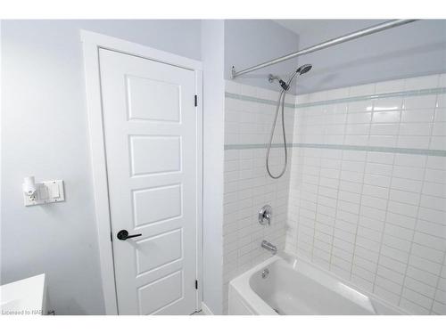 21 Fairlawn Crescent, Welland, ON - Indoor Photo Showing Bathroom